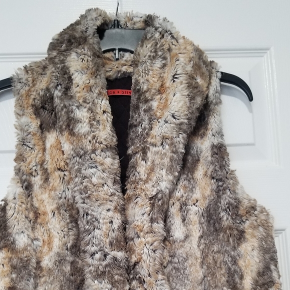 Alice + Olivia Tan White & Grey Marbled Faux Fur Open Vest Size Small - Picture 2 of 14